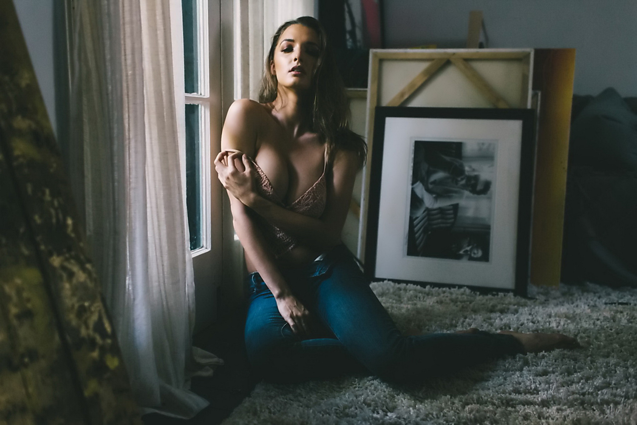 Alyssa arce, seins nus, essayant de cacher ses énormes seins.
 #75142286