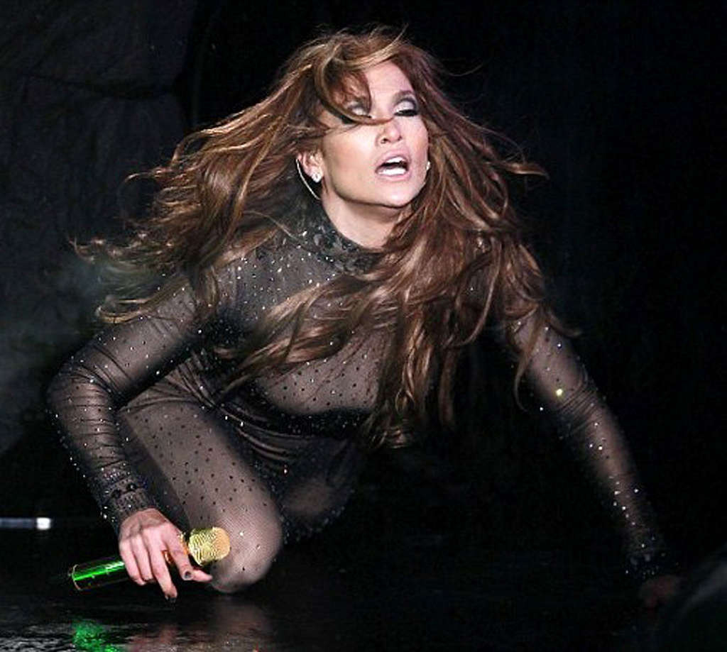 Jennifer Lopez guardando caldo in un pezzo vestito sul palco paparazzi foto
 #75365553