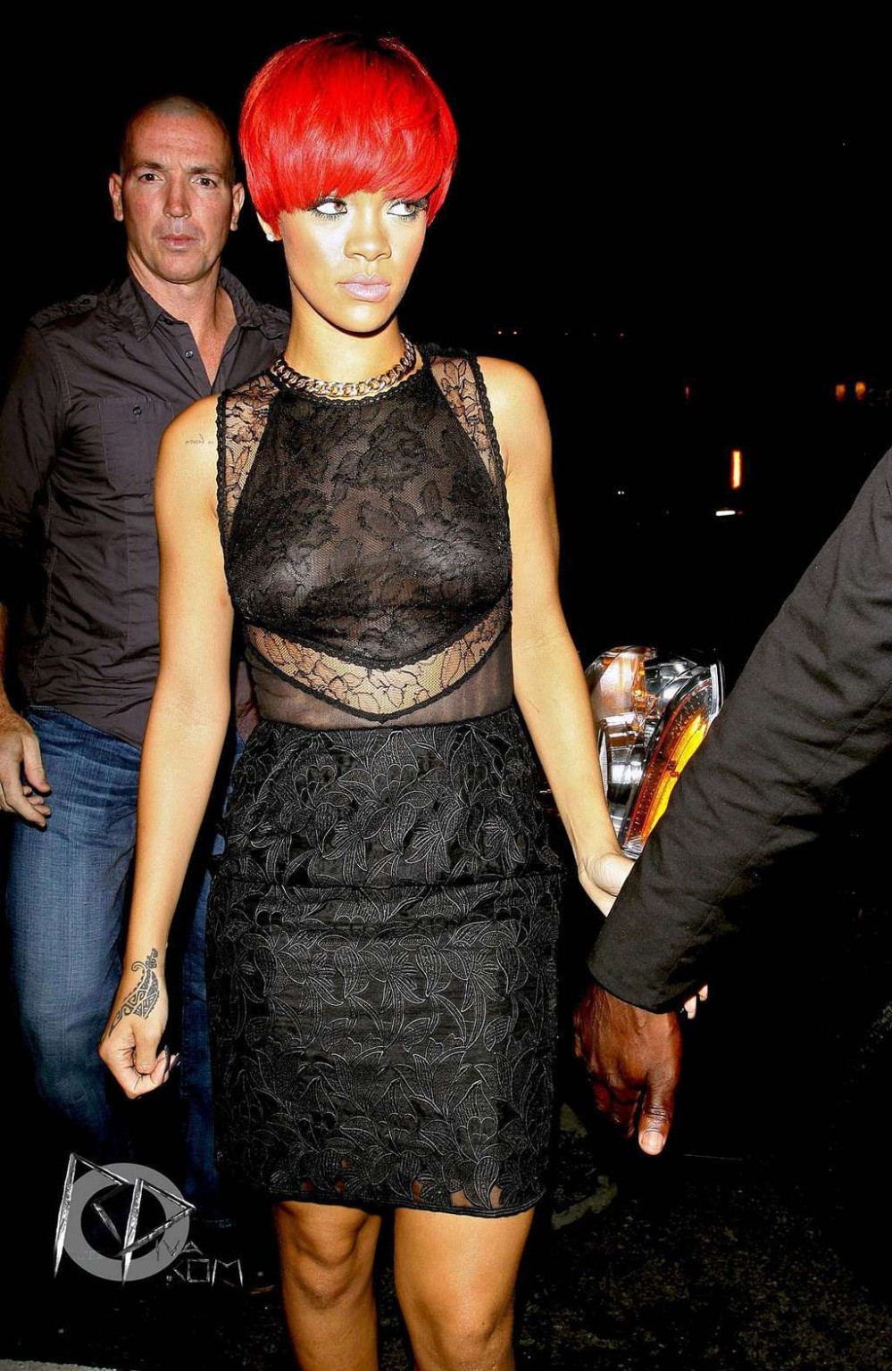 Rihanna en top transparente y pezones visibles y piernas en minifalda
 #75336538