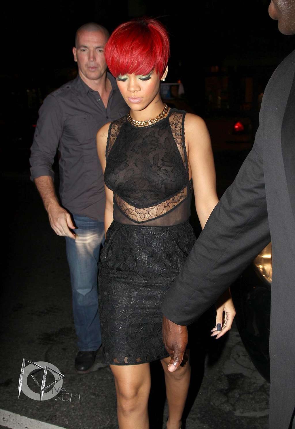 Rihanna en top transparente y pezones visibles y piernas en minifalda
 #75336582