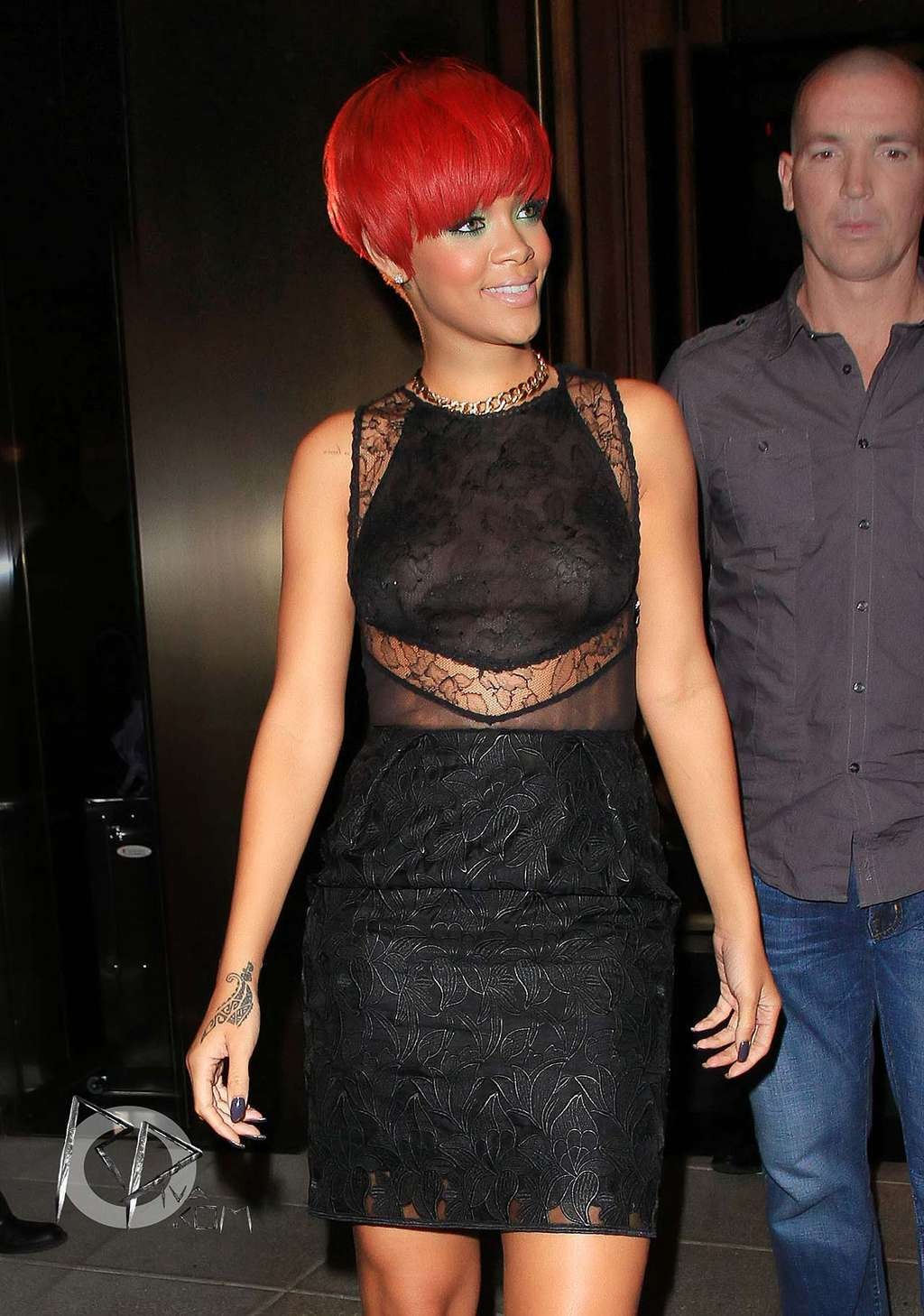 Rihanna en top transparente y pezones visibles y piernas en minifalda
 #75336629