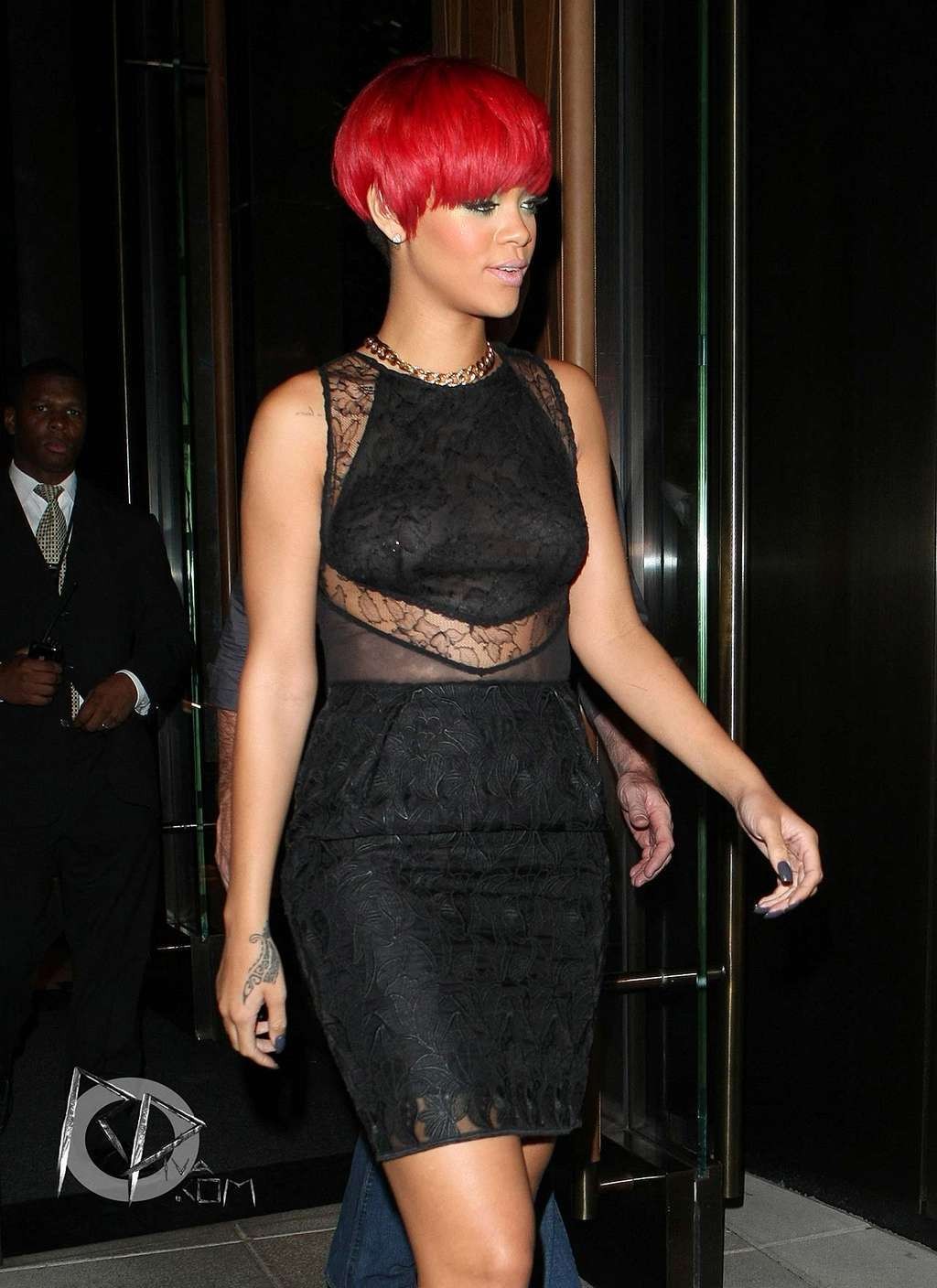 Rihanna en top transparente y pezones visibles y piernas en minifalda
 #75336636