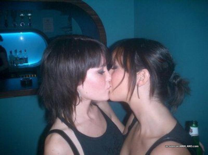 ワイルドなレズビアンの恋人たちがカメラの前でキスをしている映像集
 #77027487