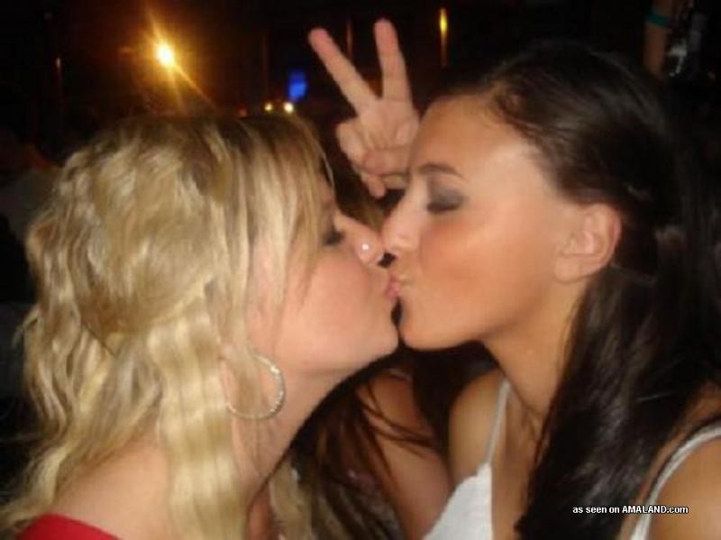 ワイルドなレズビアンの恋人たちがカメラの前でキスをしている映像集
 #77027517