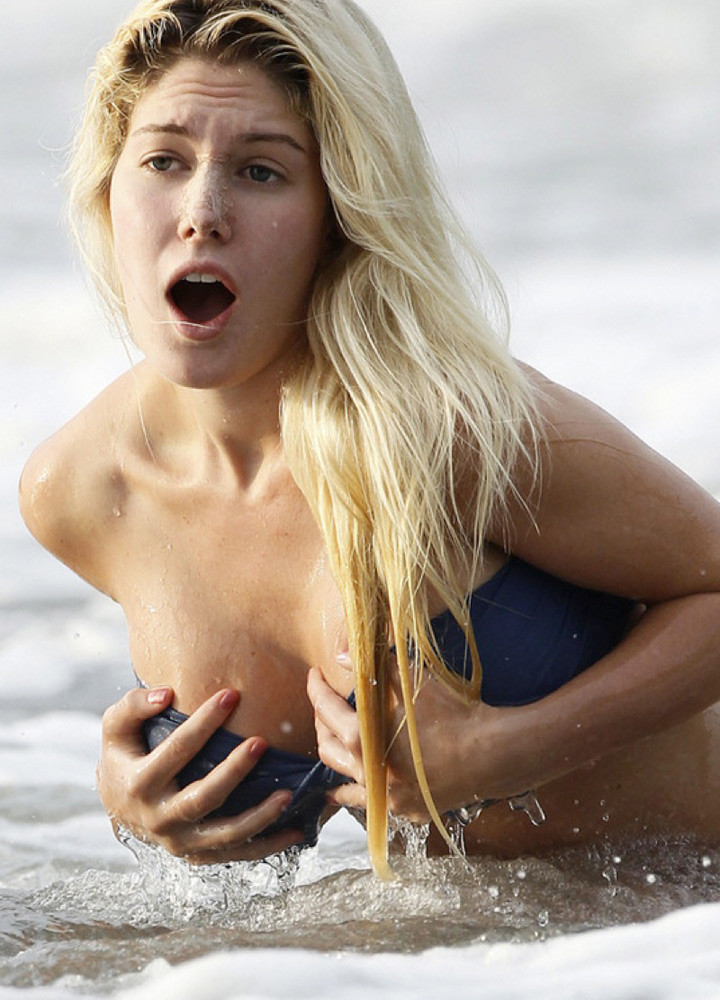 Heidi montag im Bikini hält ihre großen Brüste
 #75332898
