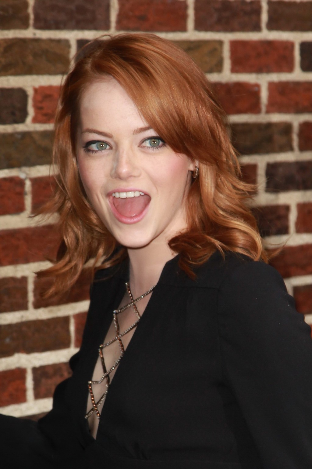 Emma stone leggy indossando mini abito nero fuori dal teatro ed sullivan a nyc
 #75293470