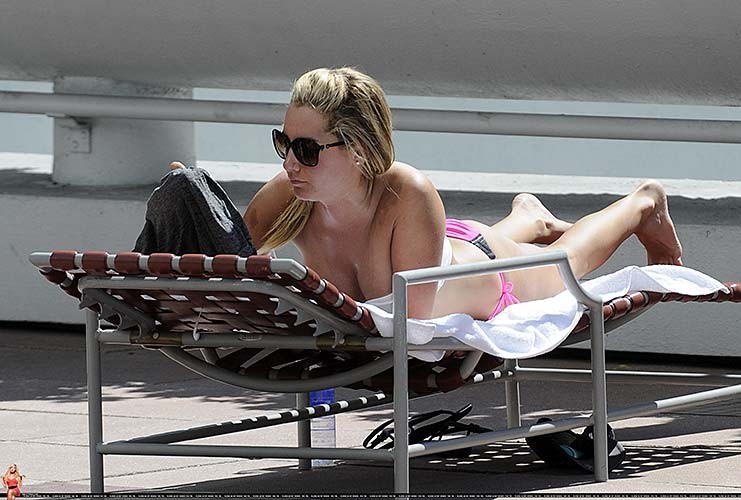 Ashley tisdale exponiendo su cuerpo sexy y su culo caliente en bikini en la piscina
 #75284853
