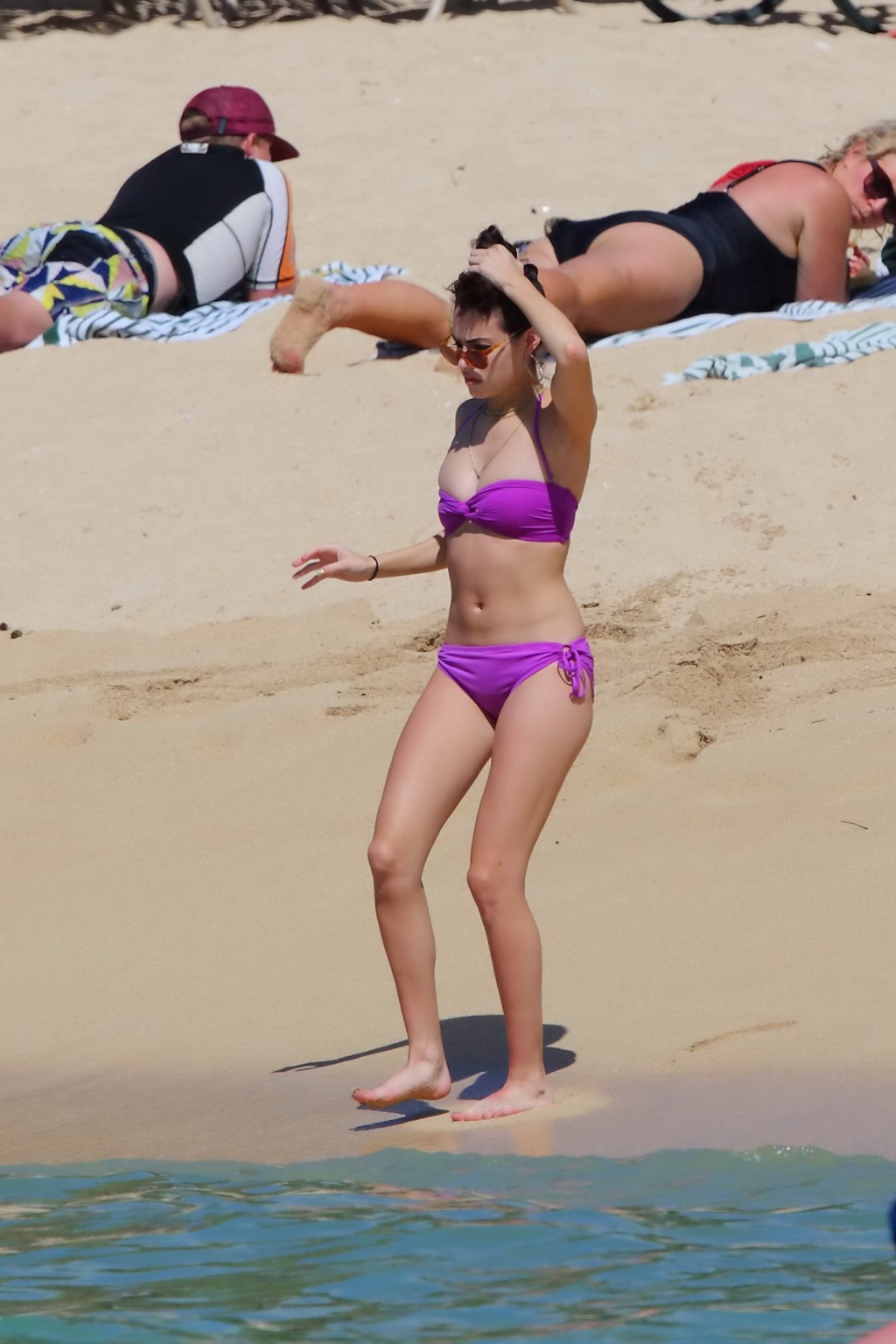 Chloe bridges trägt bizarren lila bikini am strand in hawaii
 #75162293