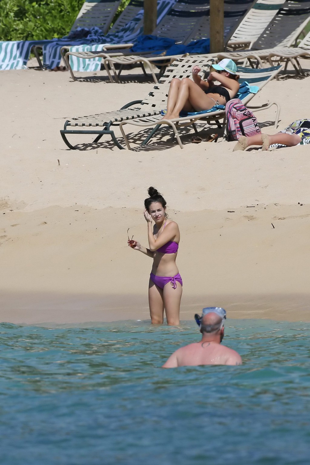 Chloe bridges trägt bizarren lila bikini am strand in hawaii
 #75162324