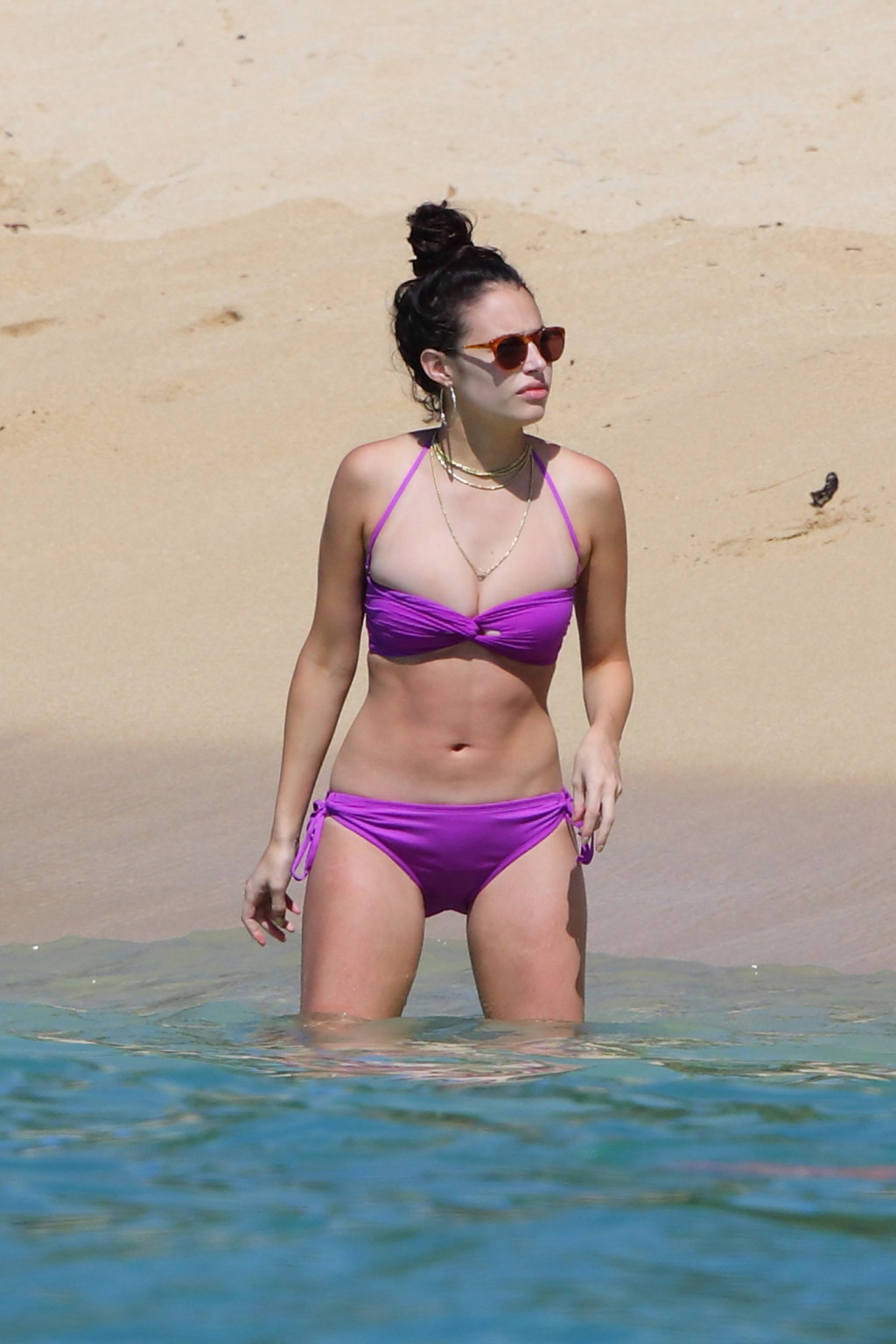 Chloe bridges trägt bizarren lila bikini am strand in hawaii
 #75162347