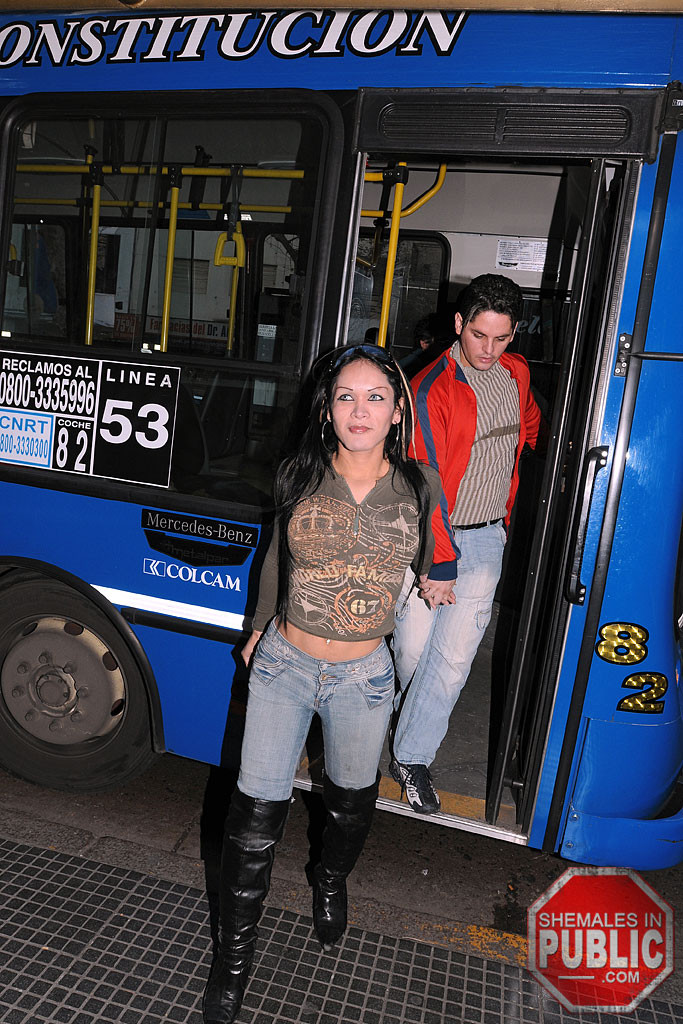 Azione di sesso hardcore travestito su un autobus urbano
 #77925342