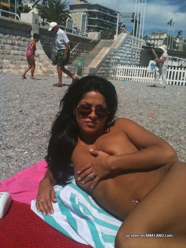 Colección de una chica latina pervertida tomando el sol en topless
 #77031513