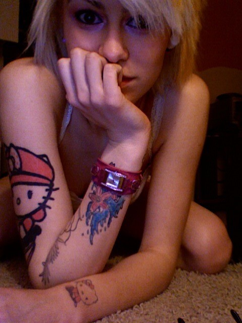 Tattooed and pierced amateur emo teen girlfriend in homemade pix #79492818