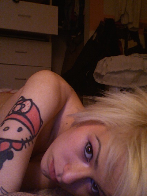 Tattooed and pierced amateur emo teen girlfriend in homemade pix #79492841
