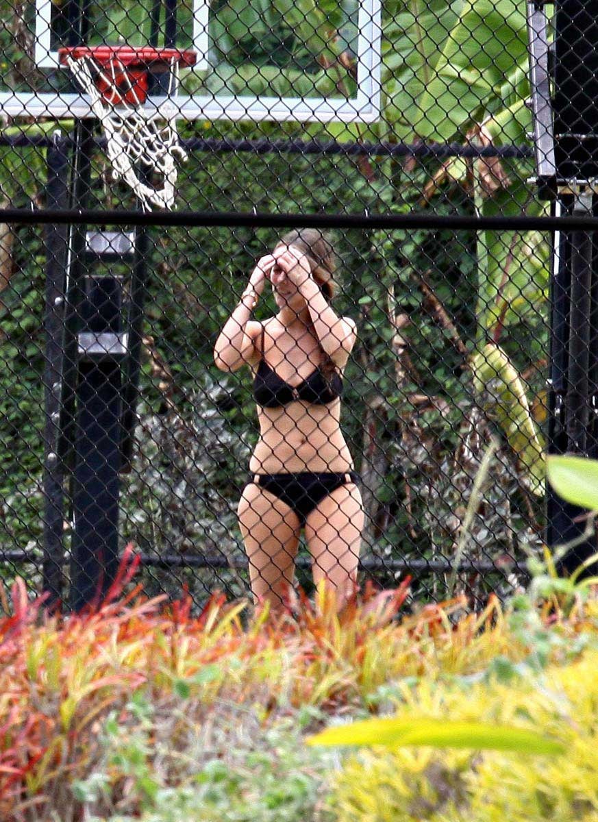Jennifer love hewitt jouant dans un bikini sexy
 #75383677