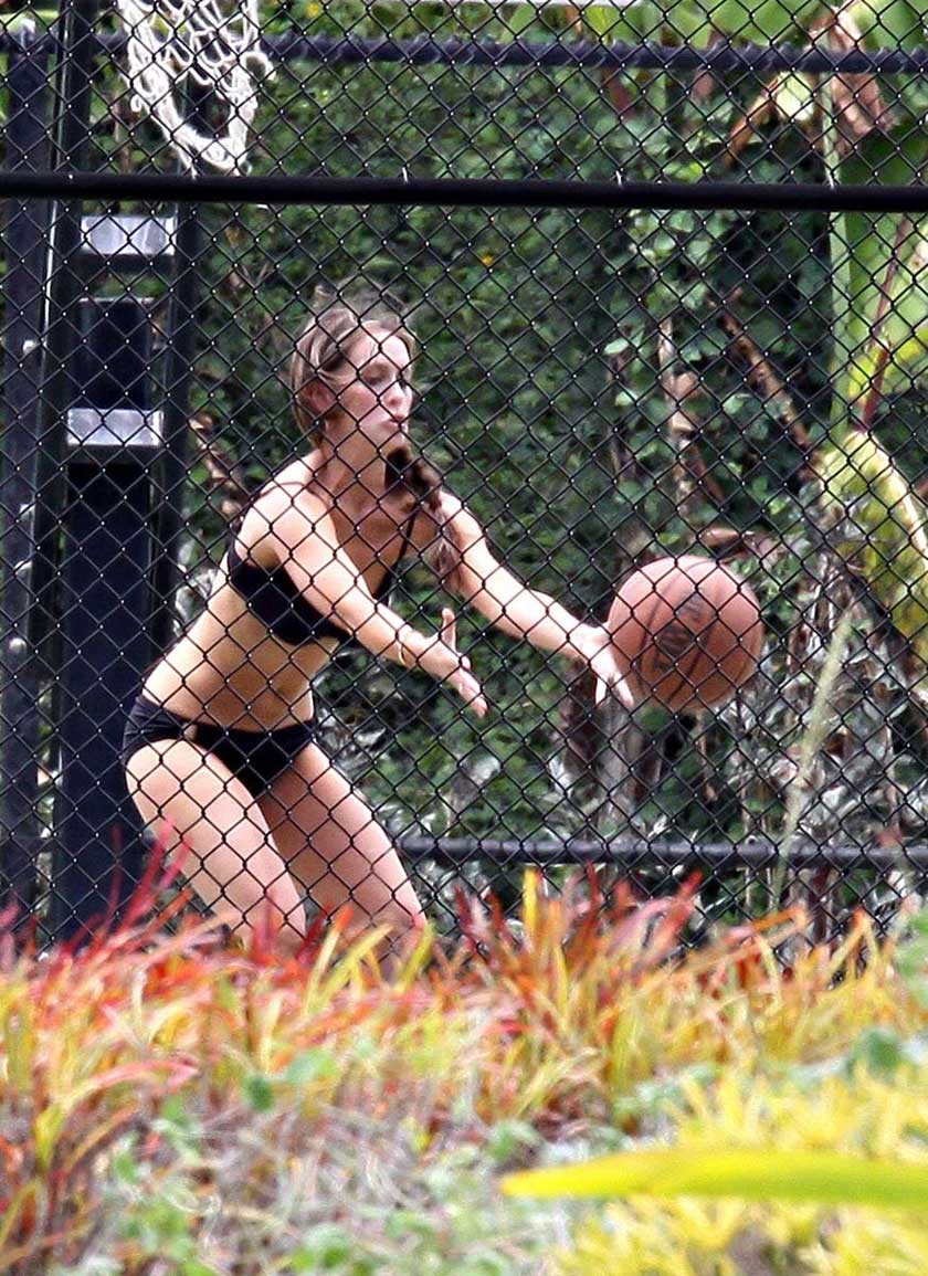Jennifer Love Hewitt playing in sexy bikini #75383700