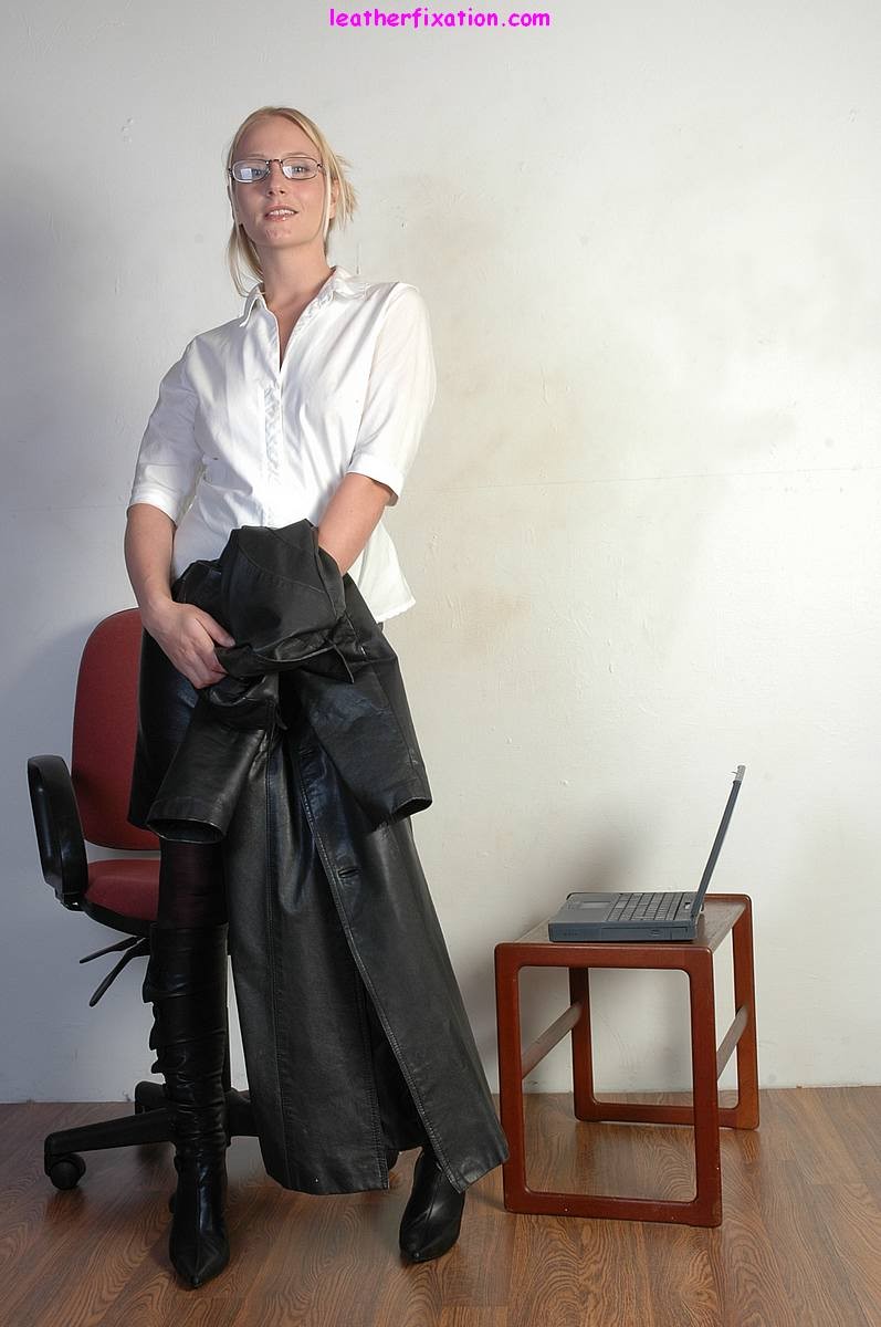 Sexy blonde Sekretärin zieht ihren Leder-Trenchcoat aus und neckt ihre Muschi in 
 #73525371