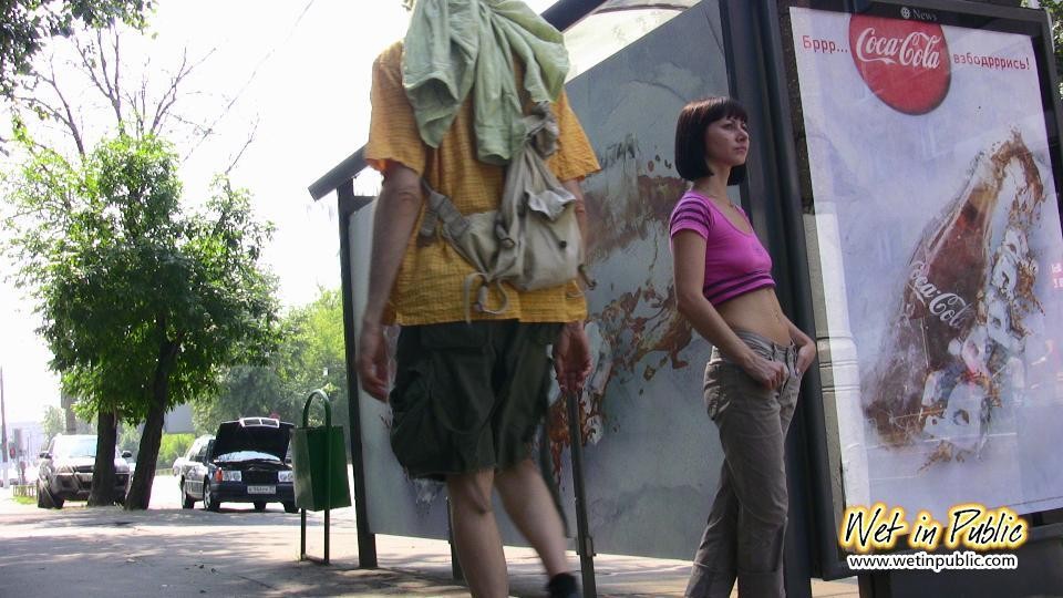 La chica linda no encuentra mejor lugar para mojar sus pantalones que esta parada de autobús
 #73239395