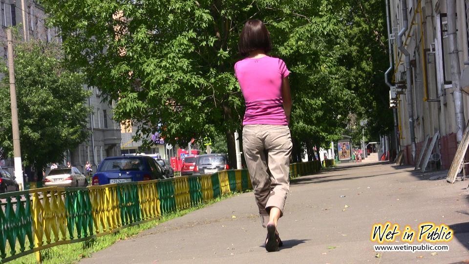 La chica linda no encuentra mejor lugar para mojar sus pantalones que esta parada de autobús
 #73239427