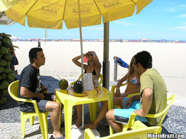 Une chaudasse brésilienne s'envoie en l'air à la plage avec son homme dans ces photos.
 #71600802