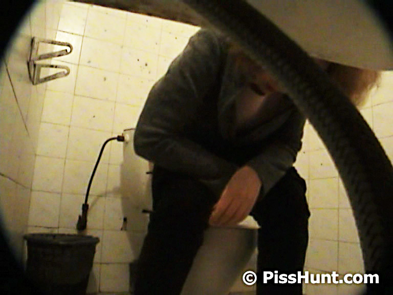 トイレの中で年上のベイビーを覗き見する盗撮犯
 #78691754