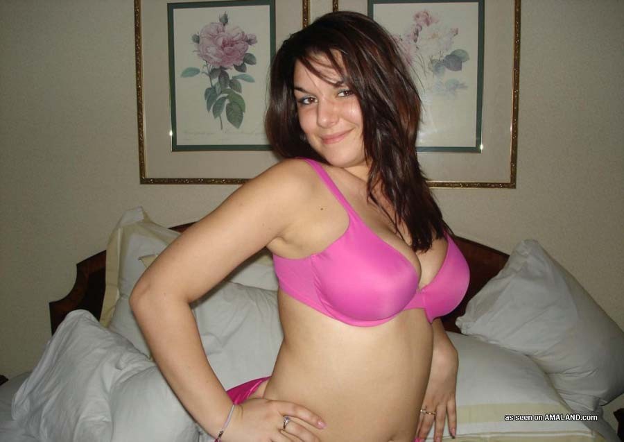 Photos d'une nana ronde dans sa lingerie
 #71726582