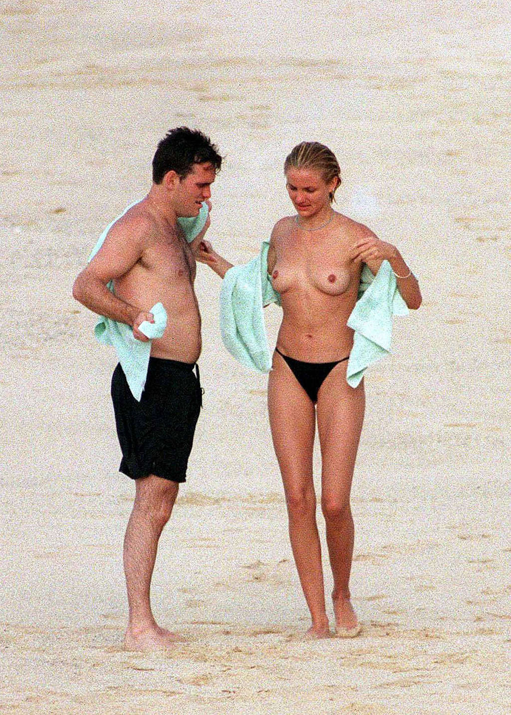Cameron diaz en mini-jupe et seins nus sur la plage
 #75345781