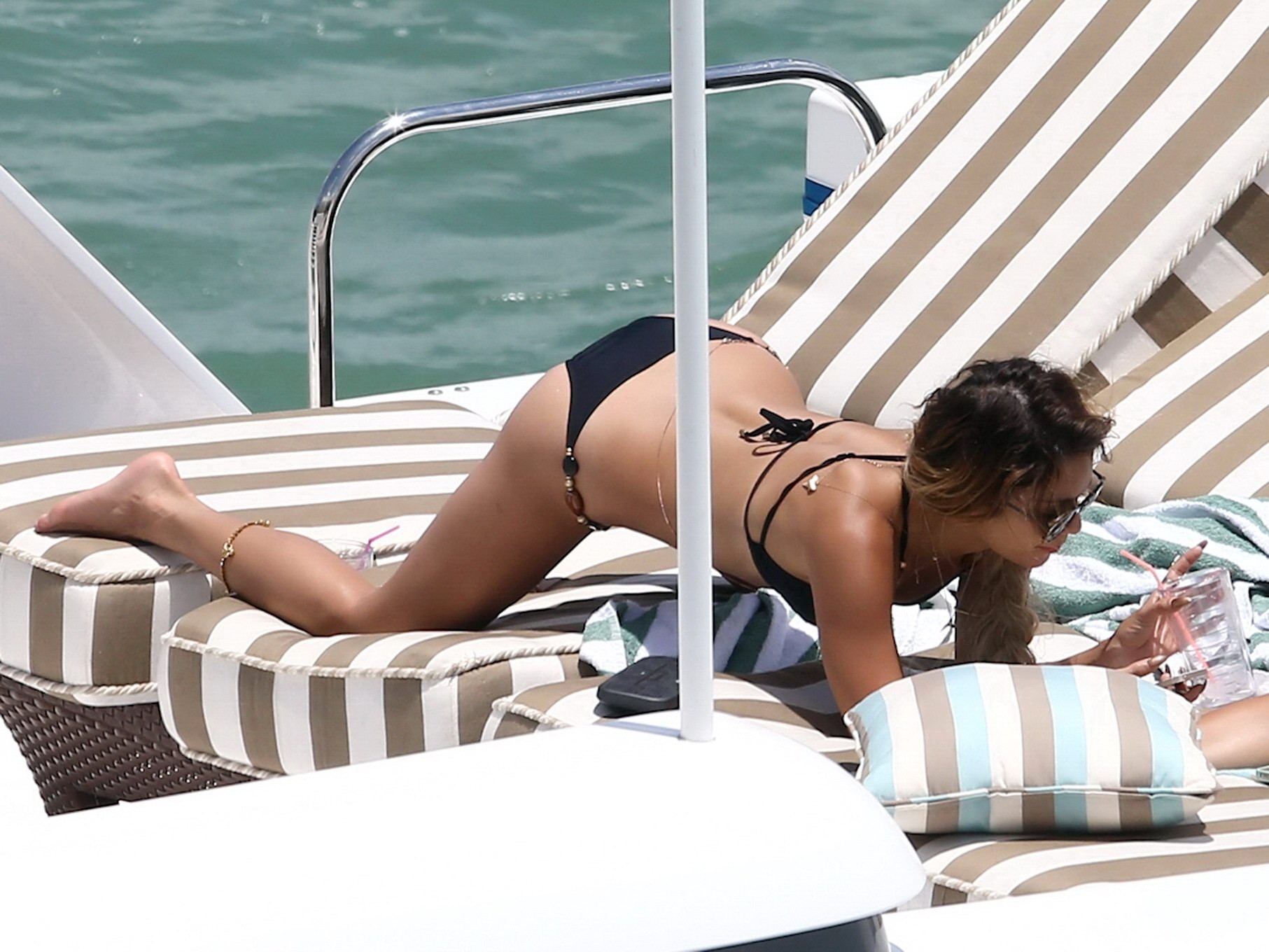 Vanessa Hudgens indossa un sexy bikini nero su uno yacht a Miami
 #75196018