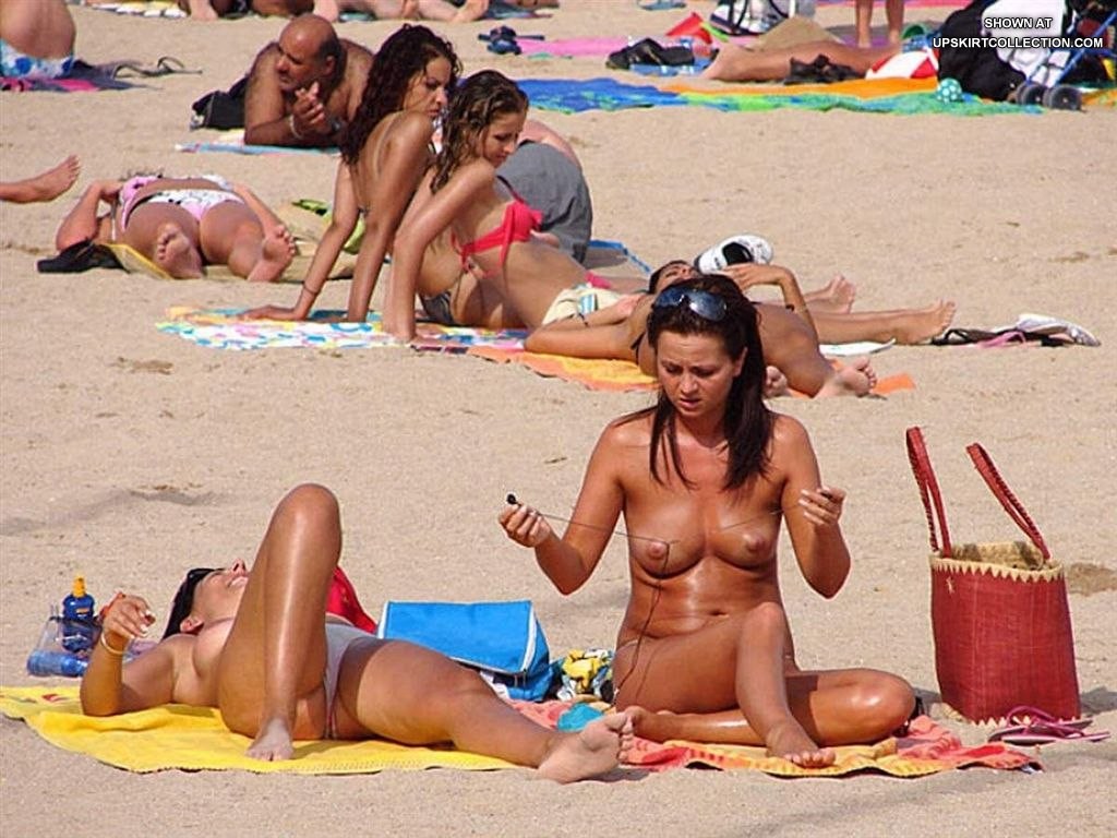 Heiße Bikini-Bilder mit sexy Girls mit nackten Tittchen
 #73147949