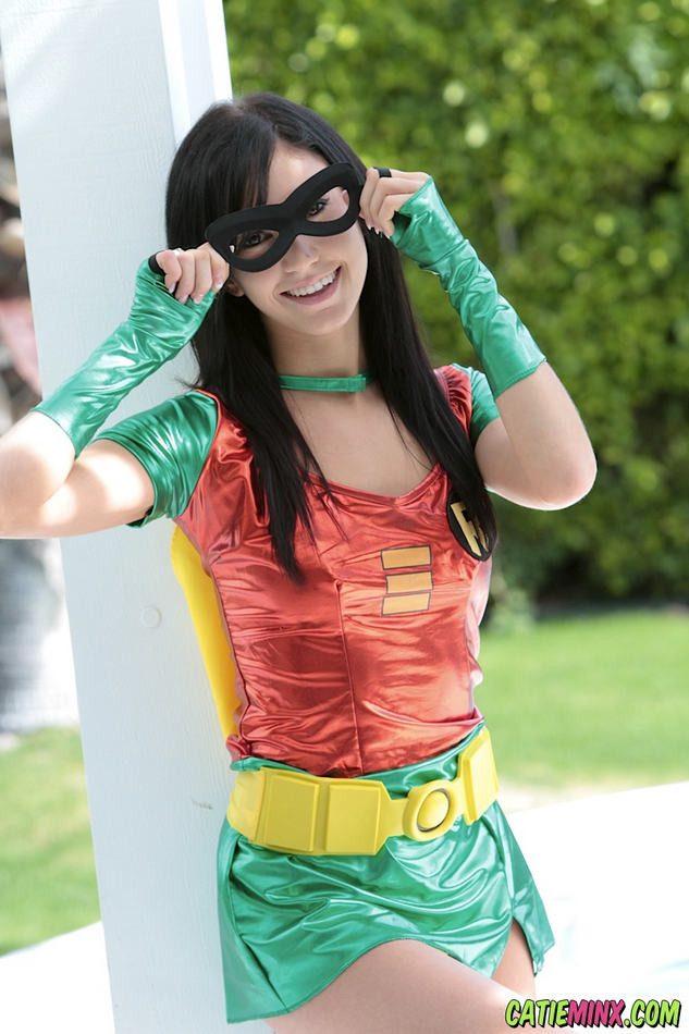 Une jeune fille de 19 ans enlève son costume de super-héros en plein air.
 #78644682