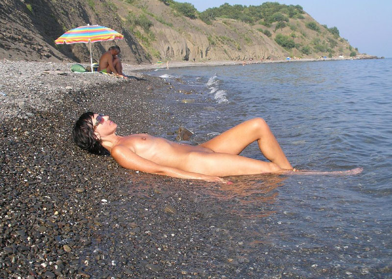 ヌーディストたちのおかげで気温が上昇中
 #72246673