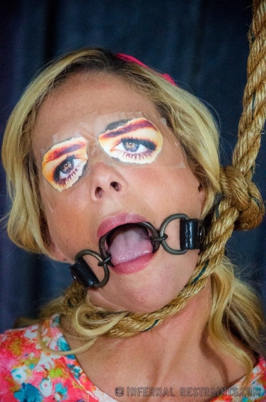 Cherie Deville en talons hauts et collants baissés est attachée par une corde.
 #71962508