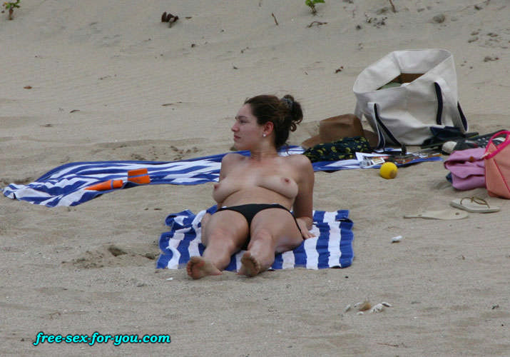 Kelly Brook Showing Her Nice Tits On Beach Paparazzi Pictures