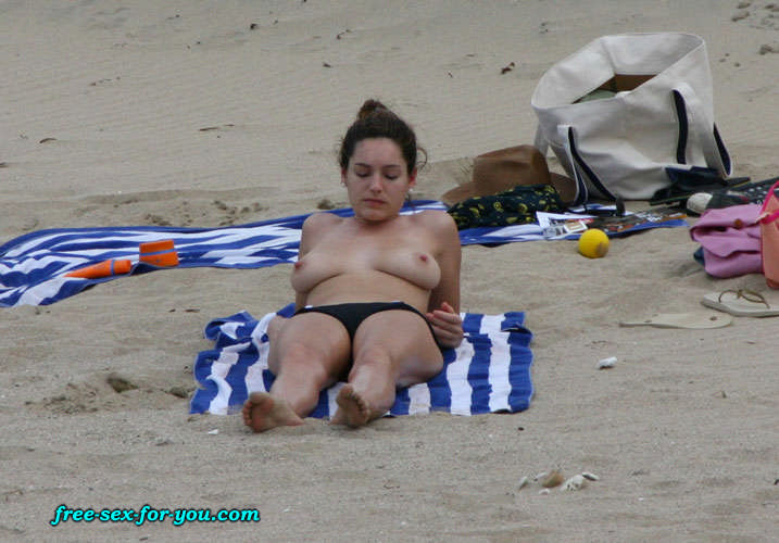 Kelly Brook showing her nice tits on beach paparazzi pictures #75425682