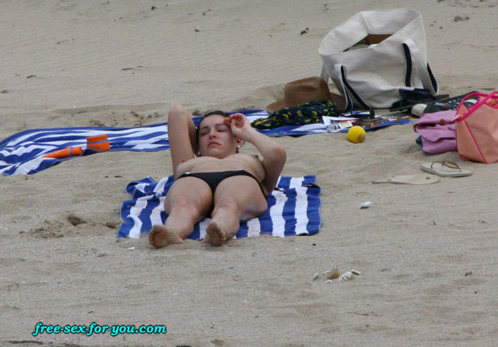 Kelly Brook che mostra le sue belle tette sulla spiaggia immagini paparazzi
 #75425685