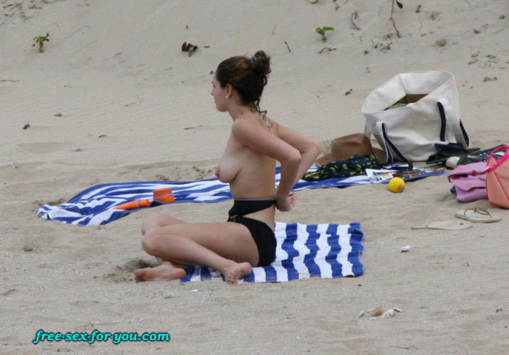 Kelly brook montrant ses beaux seins sur la plage photos paparazzi
 #75425707