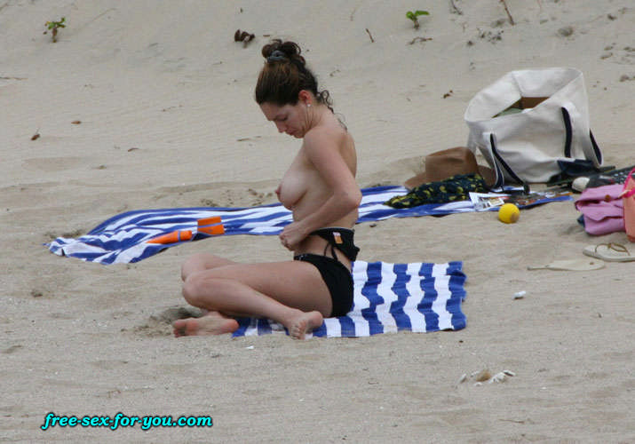 Kelly Brook che mostra le sue belle tette sulla spiaggia immagini paparazzi
 #75425720