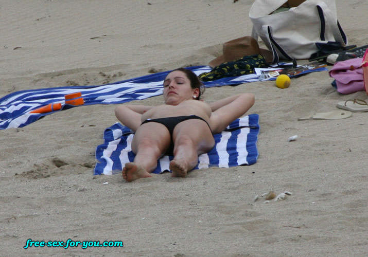 Kelly brook montrant ses beaux seins sur la plage photos paparazzi
 #75425741