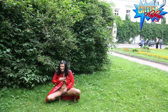 Morena sexual en abrigo de cuero rojo exhibiéndose en el parque
 #72615958