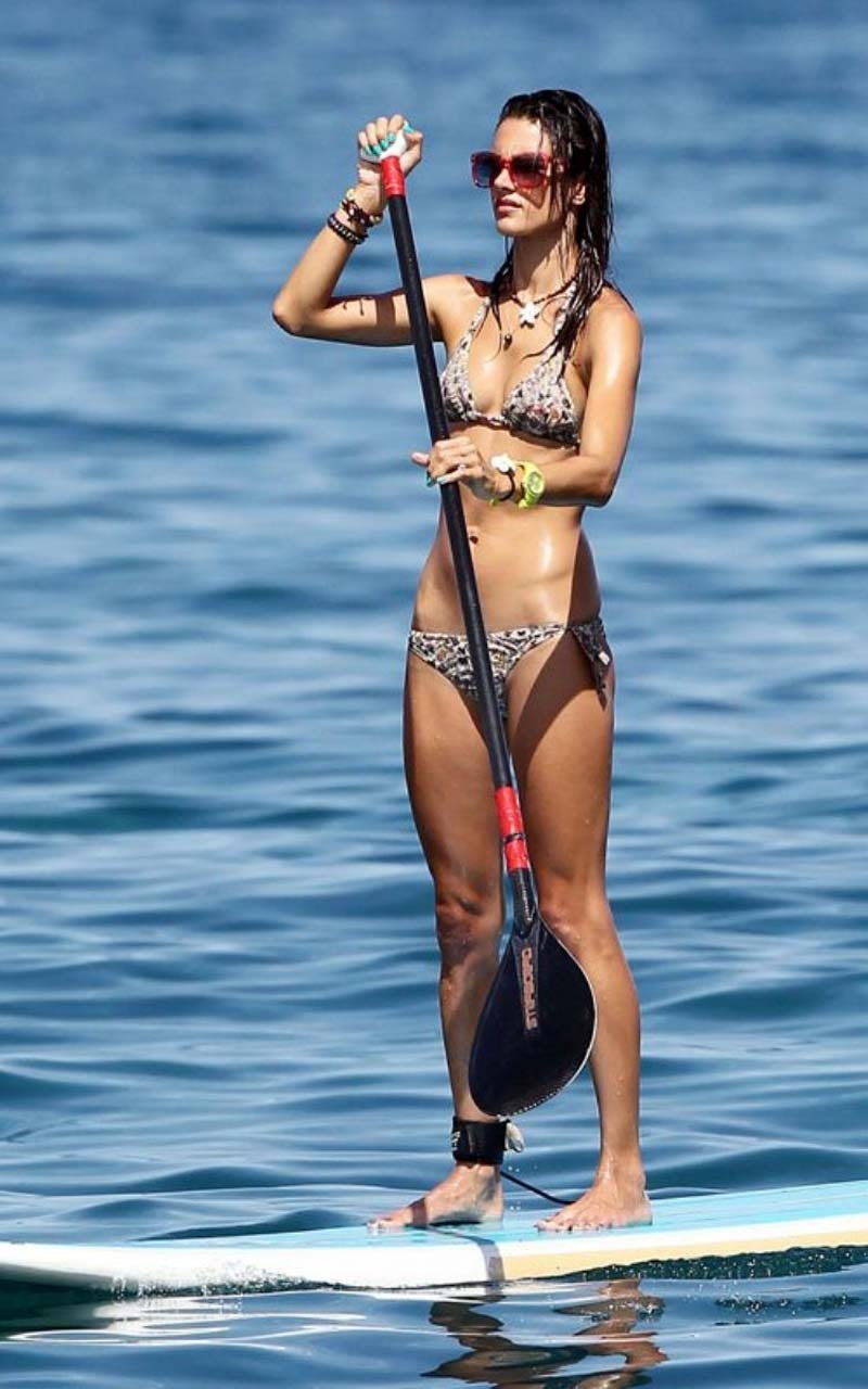 Alessandra ambrosio exponiendo su cuerpo sexy y su culo caliente en bikini en la playa
 #75292338