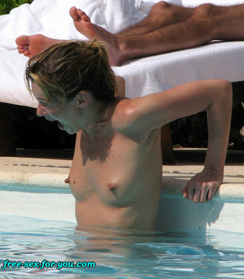 Kate Moss zeigt ihre schönen kleinen Titten Paparazzi-Bilder
 #75426533