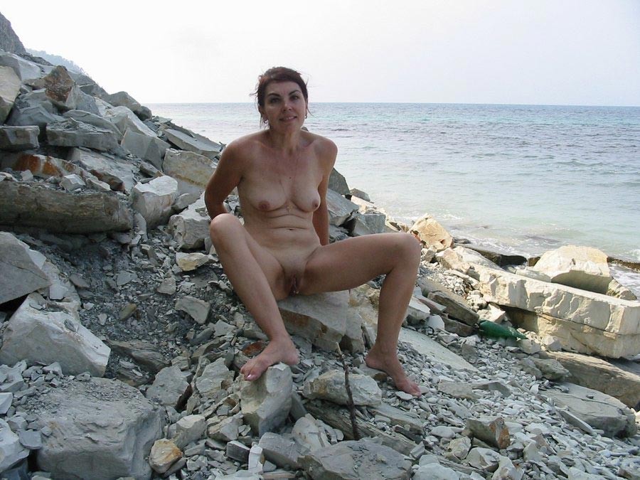 Femme mûre amateur s'exhibant nue en plein air
 #77110327