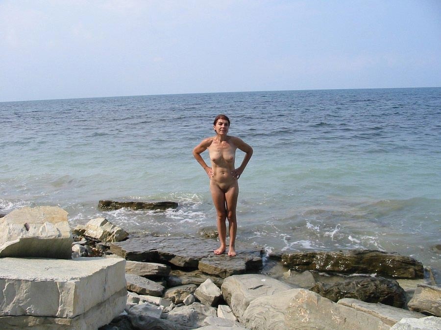 Femme mûre amateur s'exhibant nue en plein air
 #77110329