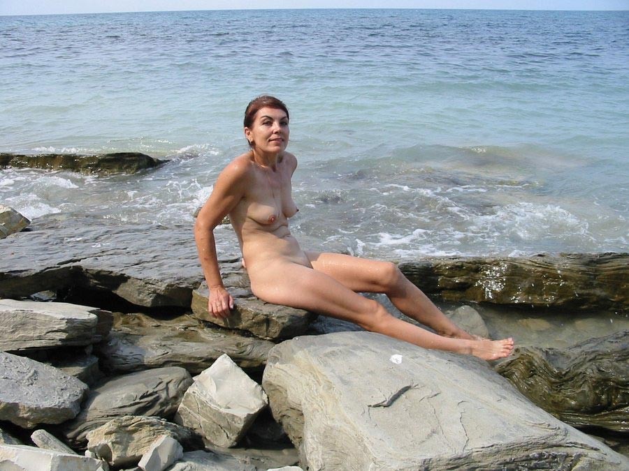 Femme mûre amateur s'exhibant nue en plein air
 #77110334