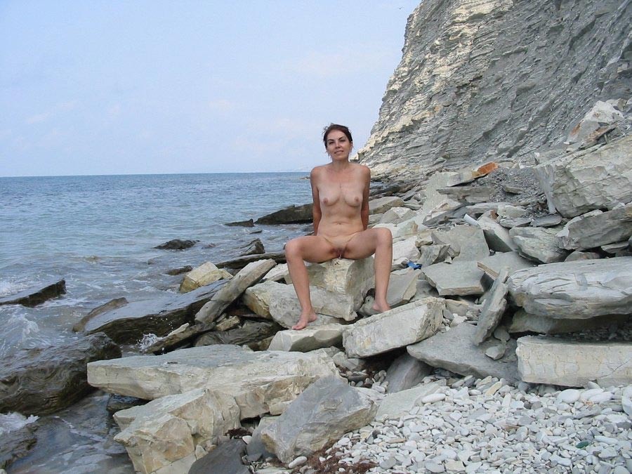 Femme mûre amateur s'exhibant nue en plein air
 #77110369
