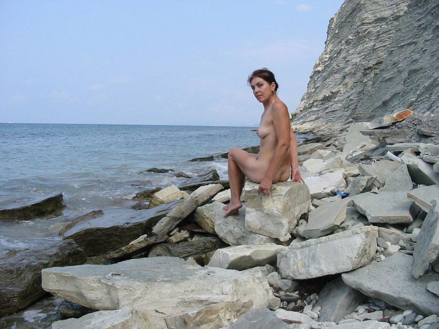 Femme mûre amateur s'exhibant nue en plein air
 #77110371