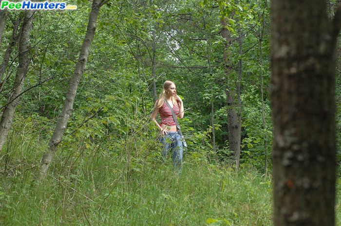 Rubia vaciando su vejiga en el bosque
 #78692731