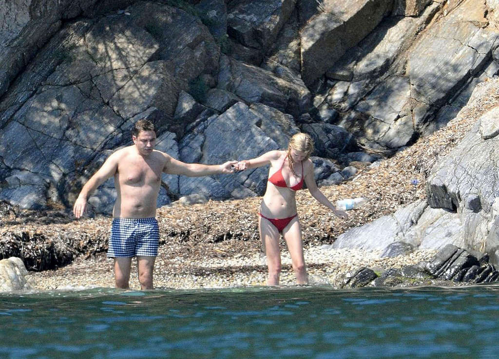 Lara stone s'amusant en bikini sur un yacht et montrant ses jolis seins
 #75339084