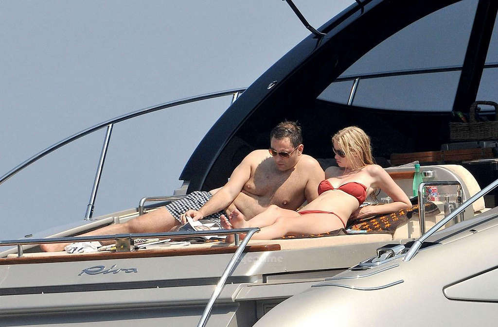 Lara stone s'amusant en bikini sur un yacht et montrant ses jolis seins
 #75339089