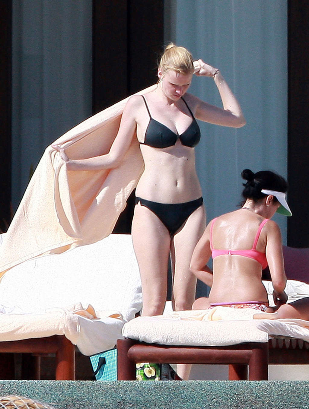 Lara stone s'amusant en bikini sur un yacht et montrant ses jolis seins
 #75339098